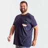 camiseta plus size masculina azul marinho bolso listras lado