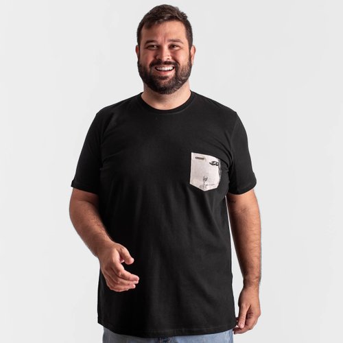 camiseta plus size masculina preta bolso esqueleto frente