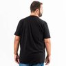 camiseta plus size masculina preta bolso mapa costas