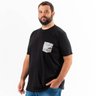 camiseta plus size masculina preta bolso mapa lado