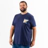 camiseta plus size masculina azul marinho bolso abstrato lado