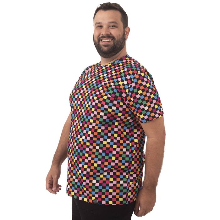 camiseta plus size masculina chess color lado